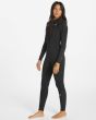 Mujer con traje de surf con cremallera en el pecho Billabong Synergy 4/3mm negro Wild Black lateral 