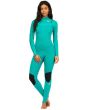 Mujer con traje de Neopreno con cremallera en el pecho Billabong Synergy 5/4mm en color verde 