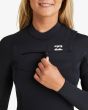 Mujer con Traje de Surf GBS con cremallera en el pecho Billabong 5/4mm Synergy Natural Night Fall Negro Chest Zip