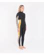 Mujer con traje de neopreno con cremallera en el pecho Hurley Advantage Plus 3/2mm negro y amarillo derecha