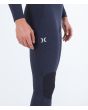 Hombre con traje de surf con cremallera en el pecho Hurley Plus 4/3mm azul marino logo