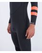 Hombre con traje de surf con cremallera en el pecho Hurley Plus 4/3mm negro grafito manga