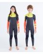 Niña y niño con traje de neopreno con cremallera en el pecho Hurley Kid Advant 4/3mm gris y amarillo