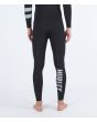 Hombre con traje de surf con cremallera en el pecho Hurley Advant 3/2mm Fullsuit negro piernas