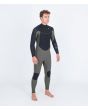 Hombre con traje de surf con cremallera en el pecho Hurley Advant 4/3mm Fullsuit verde y negro derecha