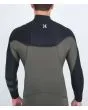 Hombre con traje de surf con cremallera en el pecho Hurley Advant 4/3mm Fullsuit verde y negro espalda