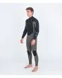 Hombre con traje de surf con cremallera en el pecho Hurley Advant 4/3mm Fullsuit verde y negro izquierda