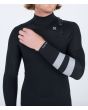 Hombre con traje de surf con cremallera en el pecho Hurley Advant 5/3mm Fullsuit Negro Chest Zip