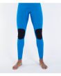 Hombre con traje de surf Hurley Air 4/3mm Fullsuit Azul Lagoon rodilleras