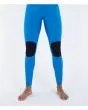 Hombre con traje de surf Hurley Air 4/3mm Fullsuit Azul Lagoon rodilleras