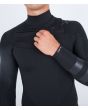 Hombre con Traje de Neopreno con cremallera en el pecho Hurley Air 4/3mm Fullsuit Negro Chest Zip