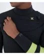 Hombre con traje de surf Hurley Plus 4/3mm Fullsuit Negro-Lemon diseño geométrico