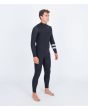 Hombre con traje de neopreno con cremallera en el pecho Hurley Advant 4/3mm Fullsuit negro derecha
