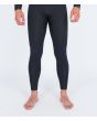Hombre con traje de neopreno con cremallera en el pecho Hurley Advant 4/3mm Fullsuit negro rodilleras