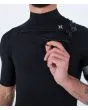 Hombre con traje de surf de manga corta y cremallera en el pecho Hurley Plus 2/2mm negro bolsillo llaves