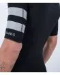 Hombre con traje de surf de manga corta y cremallera en el pecho Hurley Plus 2/2mm negro detalle