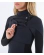 Mujer con traje de surf con cremallera en el pecho Hurley Plus 4/3mm negro grafito bolsillo llaves