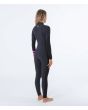 Mujer con traje de surf con cremallera en el pecho Hurley Plus 4/3mm negro grafito derecha