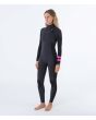 Mujer con traje de surf con cremallera en el pecho Hurley Plus 4/3mm negro grafito izquierda