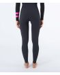 Mujer con traje de surf con cremallera en el pecho Hurley Plus 4/3mm negro grafito piernas