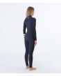 Mujer con traje de surf con cremallera en el pecho Hurley Plus 4/3mm azul marino derecha