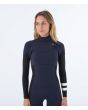 Mujer con traje de surf con cremallera en el pecho Hurley Plus 4/3mm azul marino frontal