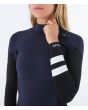 Mujer con traje de surf con cremallera en el pecho Hurley Plus 4/3mm azul marino manga