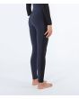 Mujer con traje de surf con cremallera en el pecho Hurley Plus 4/3mm azul marino piernas