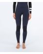 Mujer con traje de surf con cremallera en el pecho Hurley Plus 4/3mm azul marino rodilleras