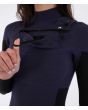 Mujer con traje de surf Hurley PLUS 4/3mm color Vintage Iris bucle llaves