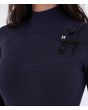 Mujer con traje de surf Hurley PLUS 4/3mm color Vintage Iris cremallera en el pecho