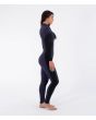 Mujer con traje de surf Hurley PLUS 4/3mm color Vintage Iris derecha