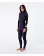 Mujer con traje de surf Hurley PLUS 4/3mm color Vintage Iris izquierda