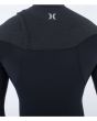 Hombre con Traje de Neopreno con cremallera en el pecho Hurley PLUS Sleeve Texture 4/3mm Negro diseño geométrico