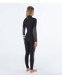 Mujer con traje de surf con cremallera en el pecho Hurley Advant Women 3/2mm Fullsuit negro derecha