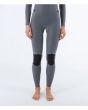 Mujer con traje de surf con cremallera en el pecho Hurley Advant Women 3/2mm Fullsuit negro interior rodilleras