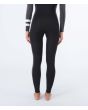 Mujer con traje de surf con cremallera en el pecho Hurley Advant Women 3/2mm Fullsuit negro piernas