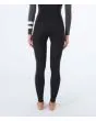 Mujer con traje de surf con cremallera en el pecho Hurley Advant Women 3/2mm Fullsuit negro piernas
