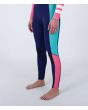 Mujer con Traje de Neopreno con cremallera en el pecho Hurley Woman Advant 4/3mm azul y rosa piernas izquierda