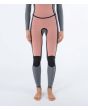 Mujer con traje de neopreno con cremallera en el pecho Hurley Plus 5/3mm negro grafito interior piernas