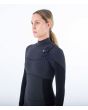 Mujer con traje de neopreno con cremallera en el pecho Hurley Plus 5/3mm negro grafito Chest Zip