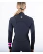 Mujer con traje de neopreno con cremallera en el pecho Hurley Plus 5/3mm negro grafito espalda