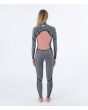 Mujer con traje de neopreno con cremallera en el pecho Hurley Plus 5/3mm negro grafito interior posterior