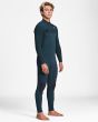 Hombre con traje de neopreno con cremallera en el pecho Billabong Furnace Comp 4/3mm azul derecha