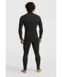 Hombre de espaldas con Traje de surf O’Neill Hyperfreak 4/3+ mm negro con cremallera en el pecho