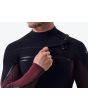 Hombre con Traje de surf con cremallera en el pecho O'Neill Hyperfreak Fire 4/3mm Plus negro y rojo tecnología FUZE