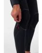 Hombre con traje de surf O'Neill Hyperfreak Fire 4/3 Plus con cremallera en el pecho color negro-negro bolsillo llaves
