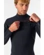Hombre con traje de surf O'Neill Hyperfreak Fire 4/3 Plus con cremallera en el pecho color negro-negro Chest Zip