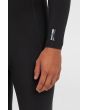 Hombre con traje de surf O'Neill Epic 3/2mm Negro con cremallera en el pecho detalle manga