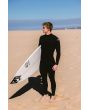 Surfista en la playa con traje de neopreno O'Neill Epic 3/2mm Negro con cremallera en el pecho